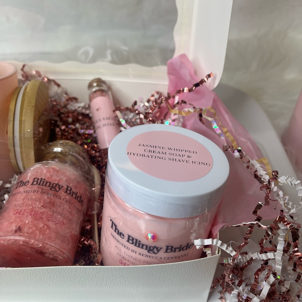“PAMPER ME” Gift Box Rose Soy Candle, Shaving Balm/Cream Soak,Rose Salt Soak - Picture 5 of 10